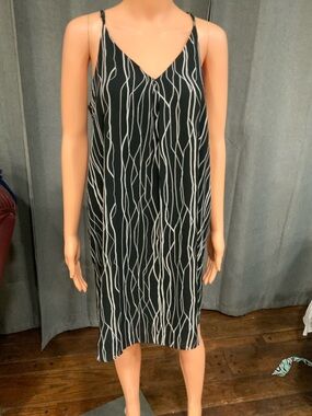 Vince Camuto Black Spaghetti Strap Midi Dress with White Linear Print